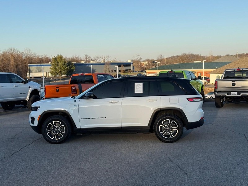 Jeep Grand Cherokee 4xe Vehicle Image 03