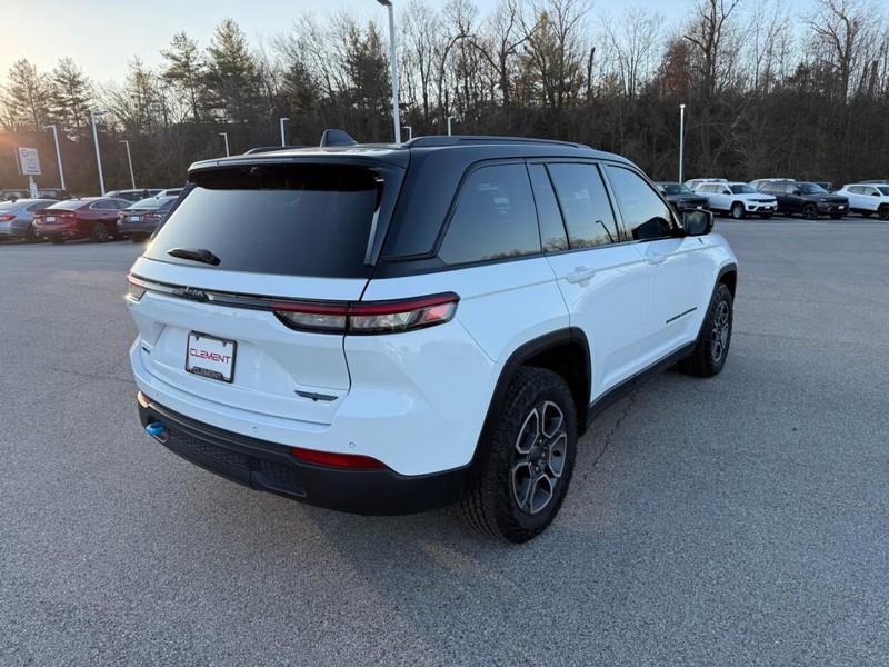 Jeep Grand Cherokee 4xe Vehicle Image 11