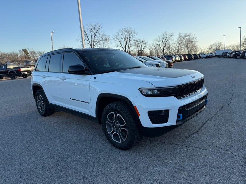 Jeep Grand Cherokee 4xe Vehicle Image 12