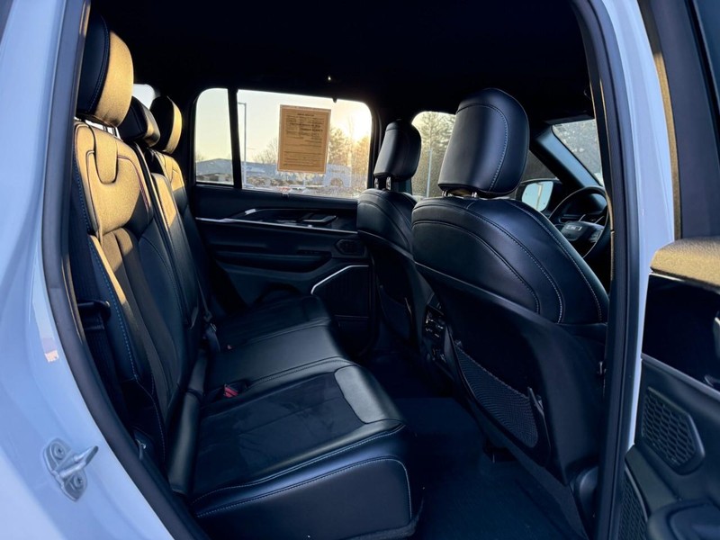 Jeep Grand Cherokee 4xe Vehicle Image 14