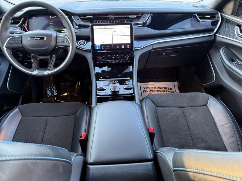 Jeep Grand Cherokee 4xe Vehicle Image 15