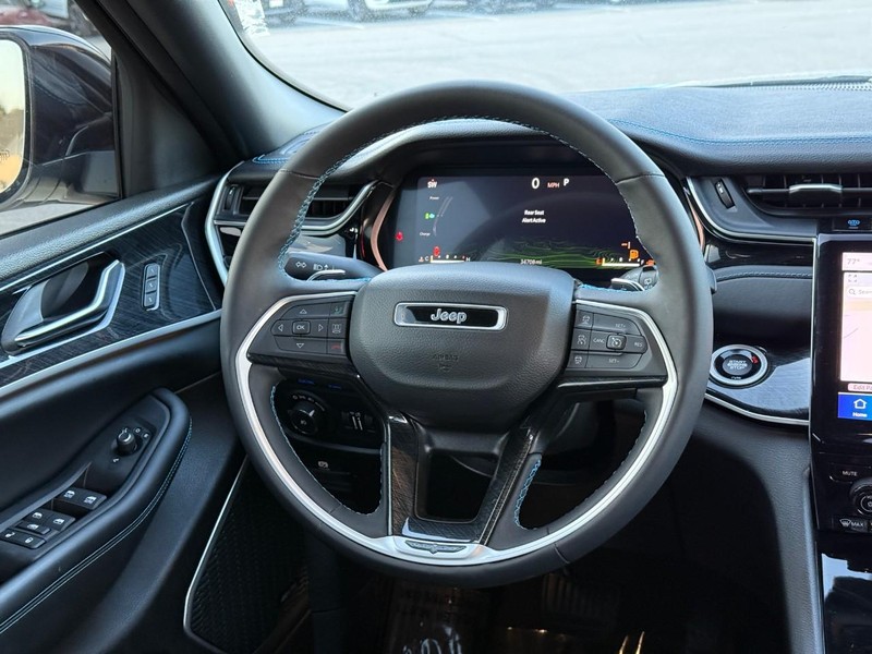 Jeep Grand Cherokee 4xe Vehicle Image 16