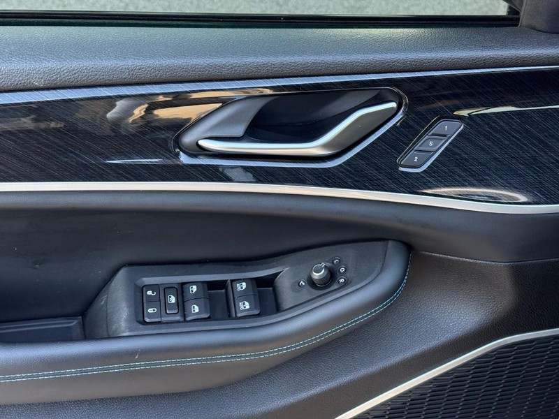 Jeep Grand Cherokee 4xe Vehicle Image 19