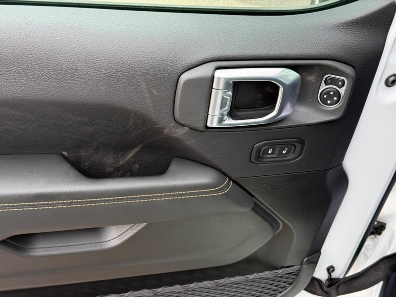 Jeep Wrangler Vehicle Full-screen Gallery Image 10