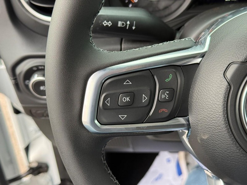 Jeep Wrangler Vehicle Full-screen Gallery Image 12