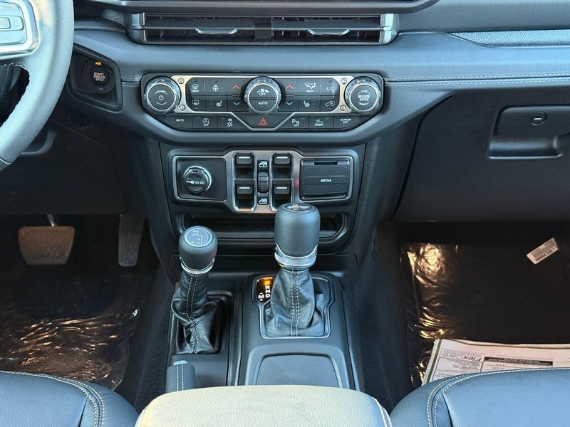 Jeep Wrangler Vehicle Image 12