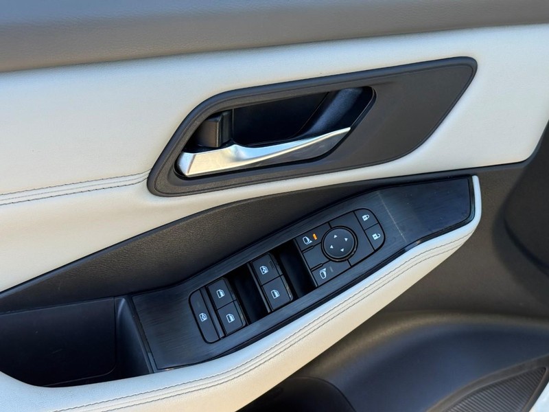 Nissan Rogue Vehicle Image 19