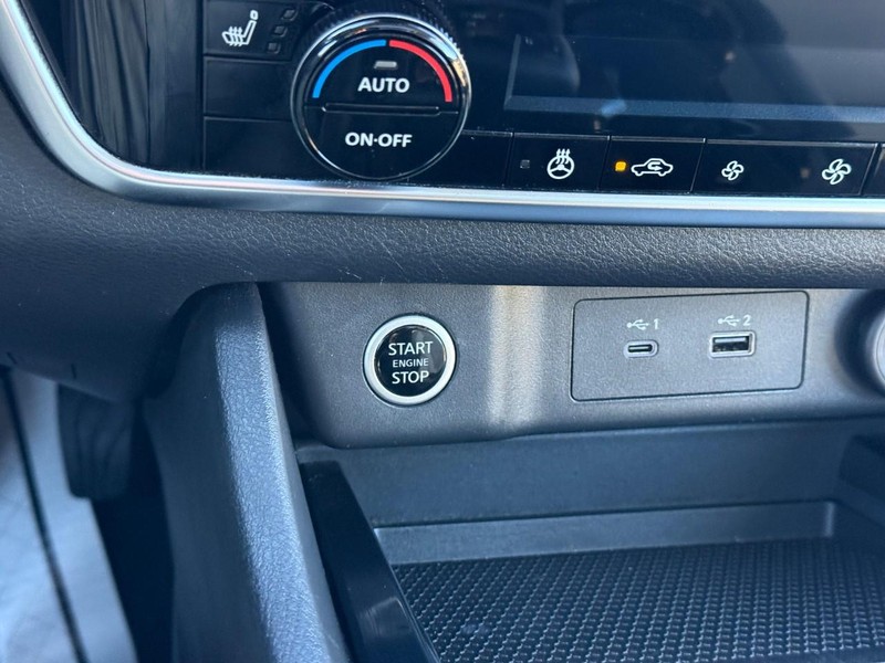 Nissan Rogue Vehicle Image 24