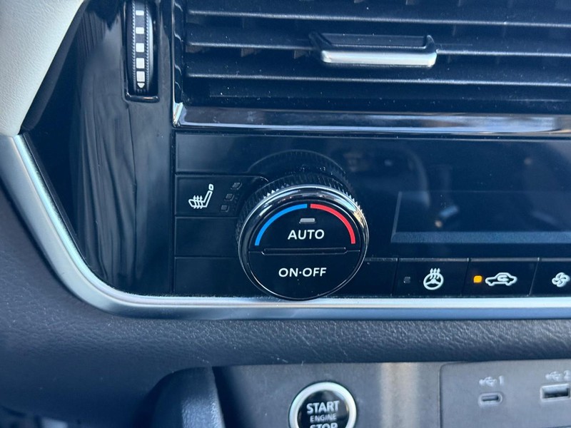 Nissan Rogue Vehicle Image 25