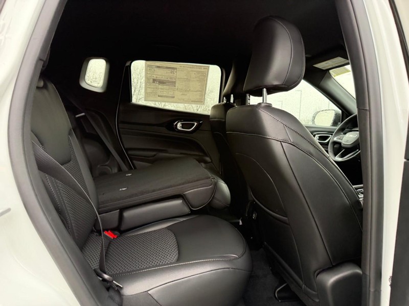 Jeep Compass Vehicle Full-screen Gallery Image 5