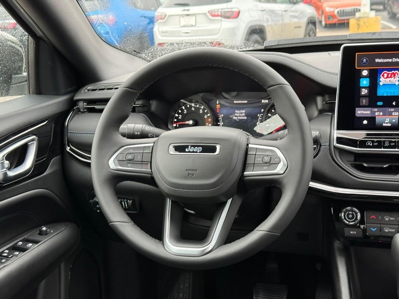 Jeep Compass Vehicle Full-screen Gallery Image 7