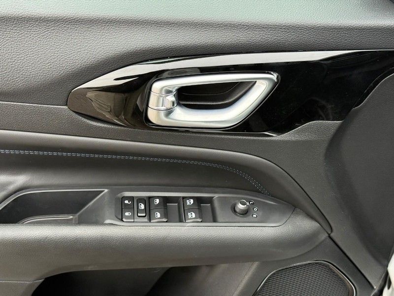 Jeep Compass Vehicle Full-screen Gallery Image 10