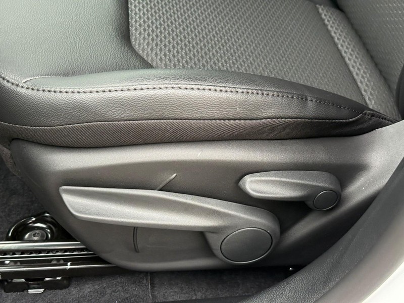 Jeep Compass Vehicle Full-screen Gallery Image 12