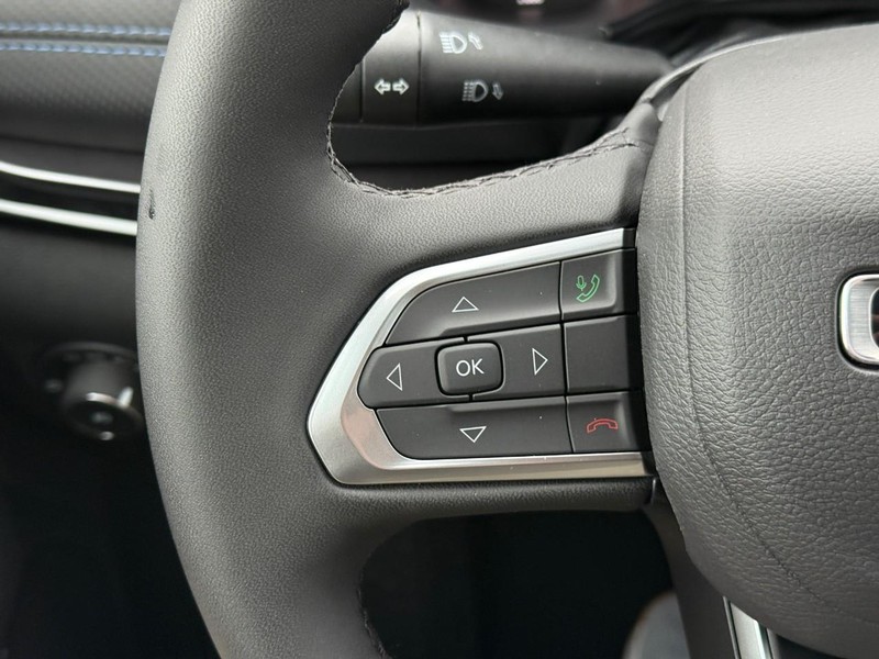 Jeep Compass Vehicle Full-screen Gallery Image 13