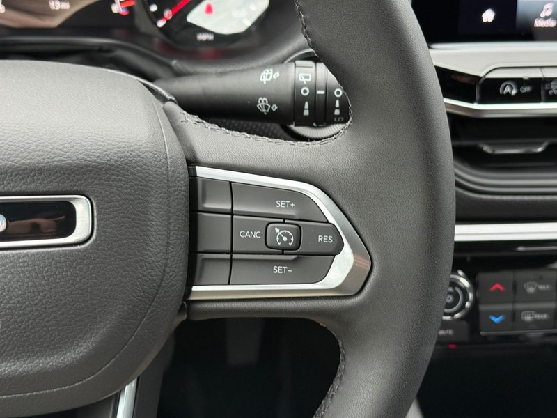 Jeep Compass Vehicle Full-screen Gallery Image 14