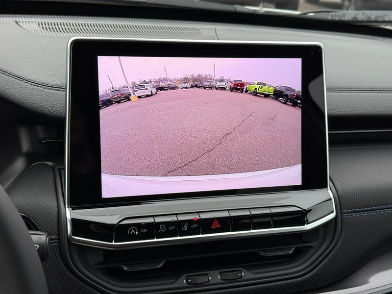 Jeep Compass Vehicle Full-screen Gallery Image 15