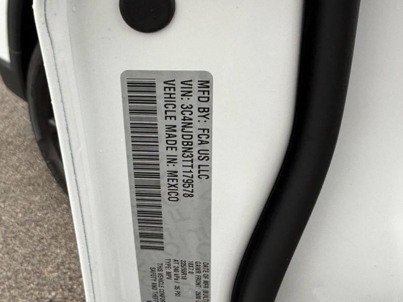 Jeep Compass Vehicle Full-screen Gallery Image 16