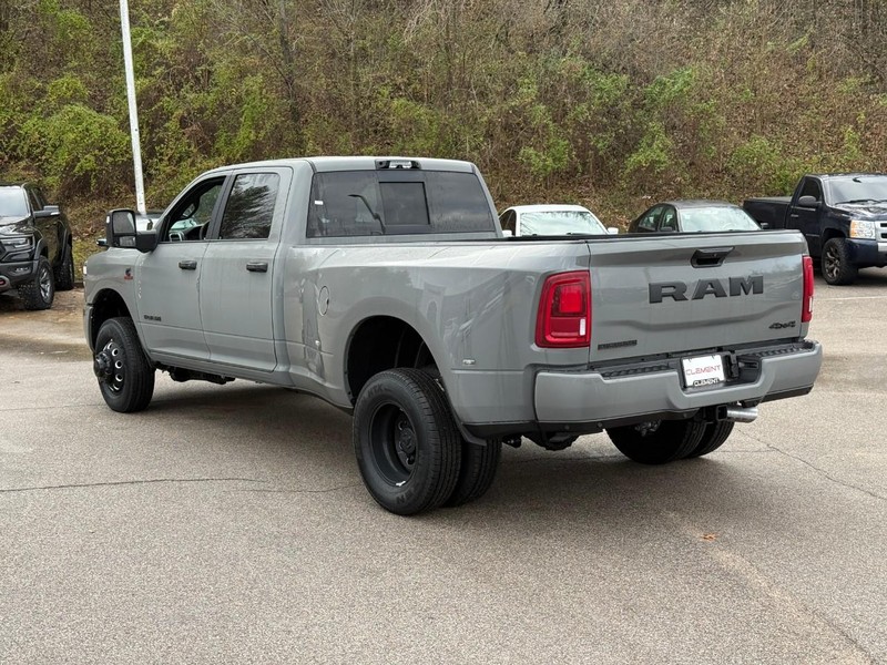 Ram 3500 Vehicle Full-screen Gallery Image 3
