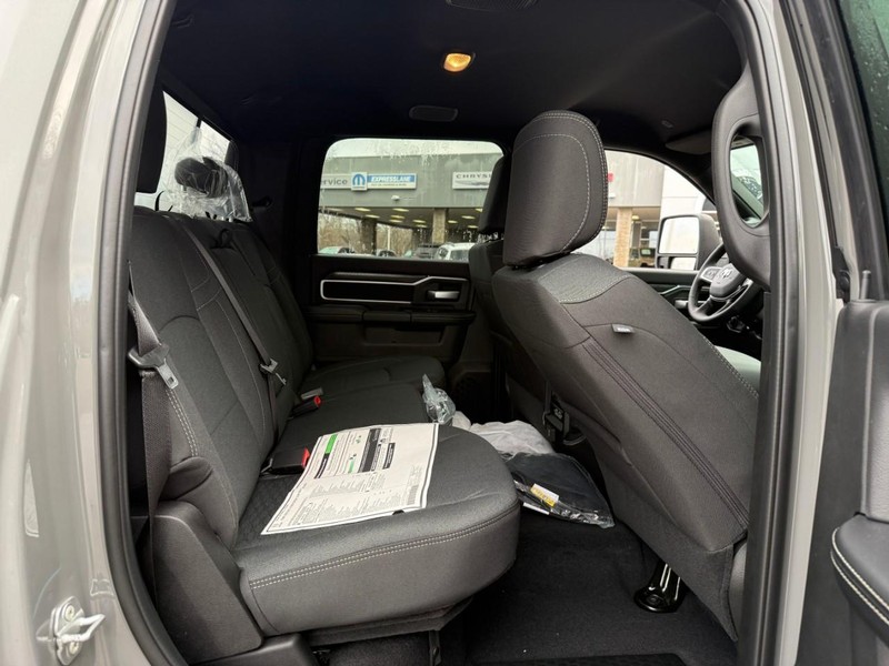 Ram 3500 Vehicle Full-screen Gallery Image 5