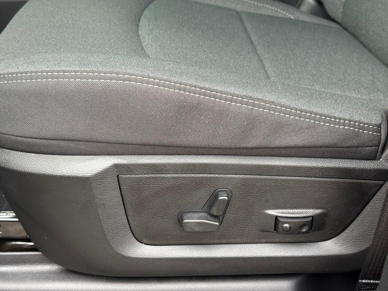 Ram 3500 Vehicle Full-screen Gallery Image 12