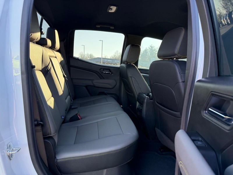 Chevrolet Colorado Vehicle Full-screen Gallery Image 11