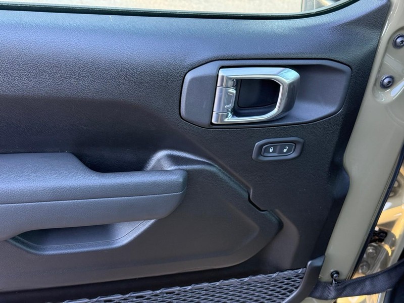 Jeep Wrangler Vehicle Image 11