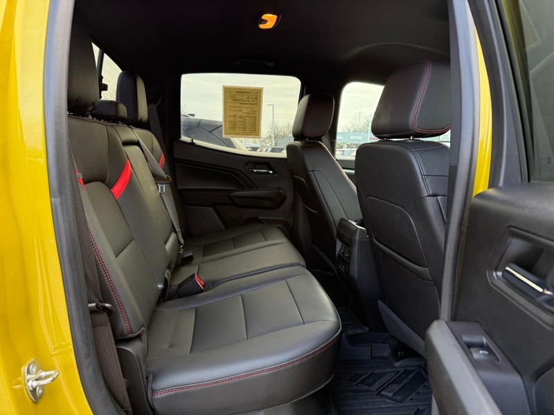 Chevrolet Colorado Vehicle Full-screen Gallery Image 10