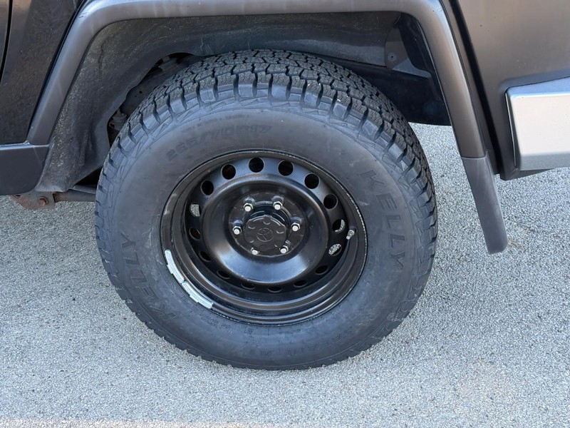 Toyota FJ Cruiser Vehicle Full-screen Gallery Image 4