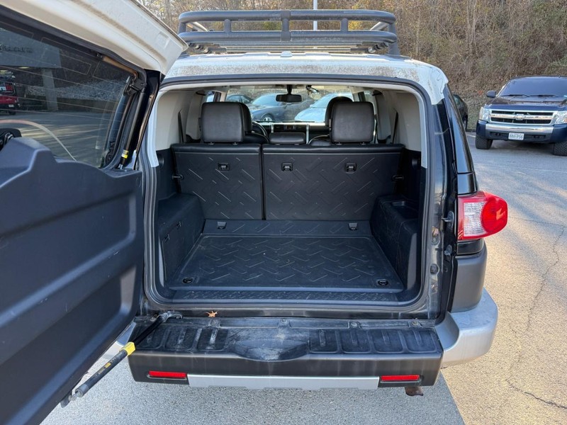 Toyota FJ Cruiser Vehicle Full-screen Gallery Image 5