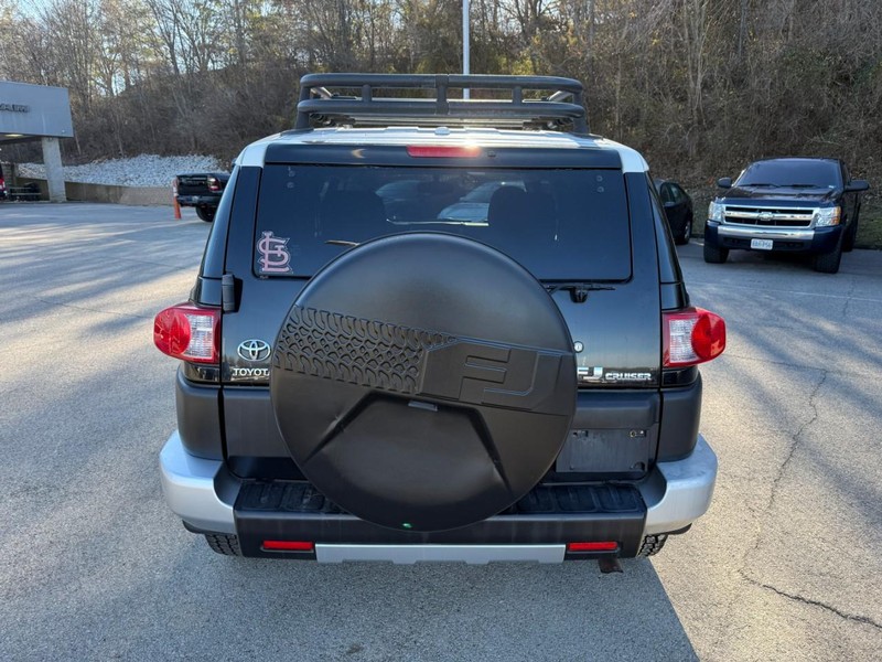 Toyota FJ Cruiser Vehicle Full-screen Gallery Image 6