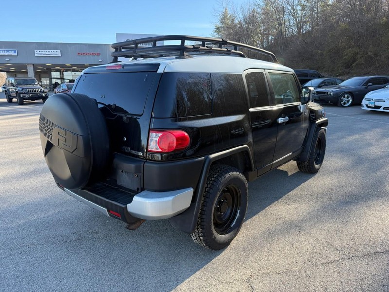 Toyota FJ Cruiser Vehicle Full-screen Gallery Image 7