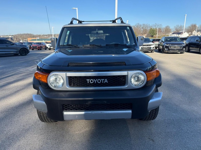 Toyota FJ Cruiser Vehicle Full-screen Gallery Image 9