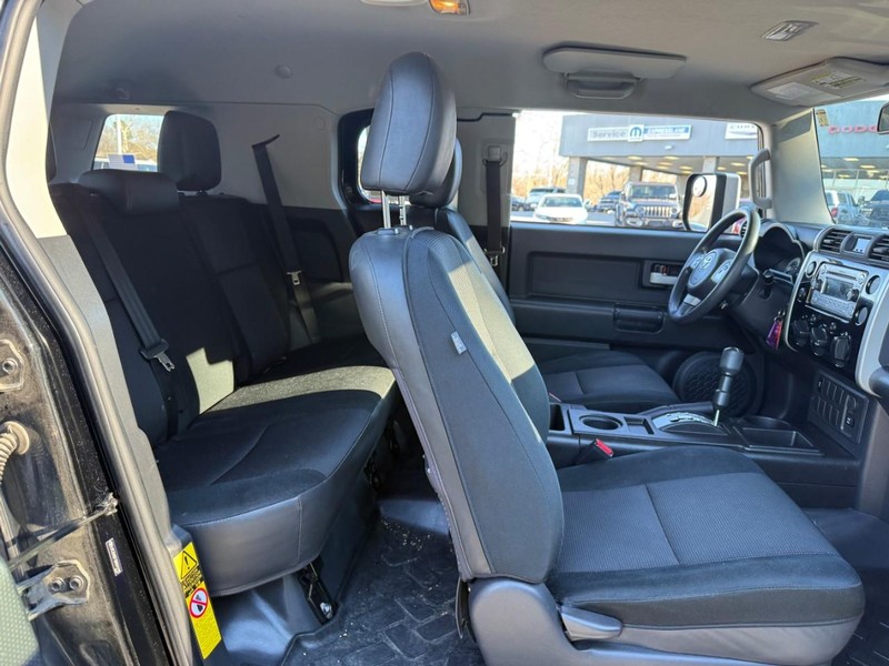 Toyota FJ Cruiser Vehicle Full-screen Gallery Image 10