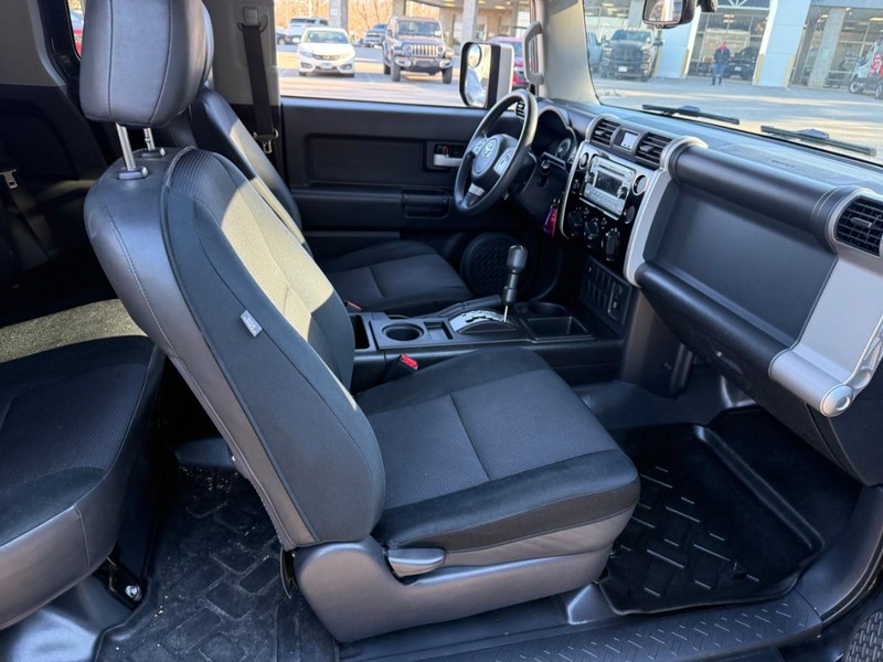 Toyota FJ Cruiser Vehicle Full-screen Gallery Image 11
