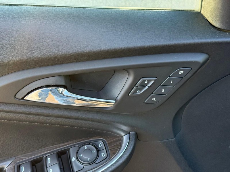 Chevrolet Malibu Vehicle Full-screen Gallery Image 16