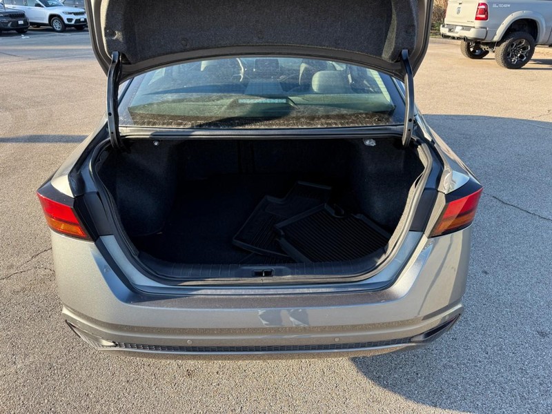 Nissan Altima Vehicle Image 08