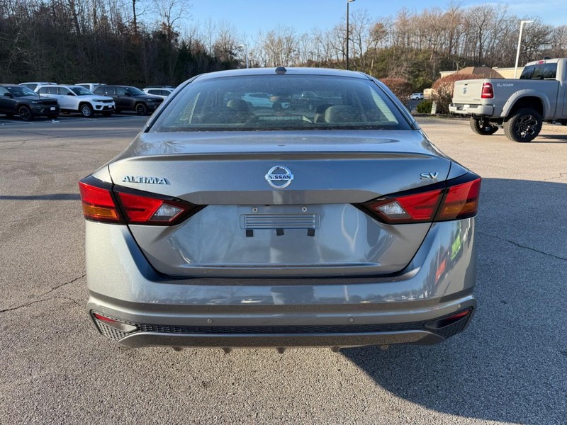 Nissan Altima Vehicle Image 09