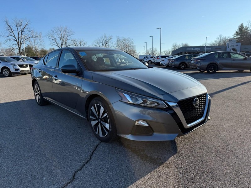 Nissan Altima Vehicle Image 12