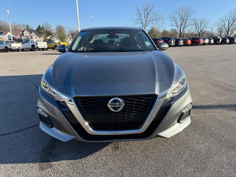 Nissan Altima Vehicle Image 13