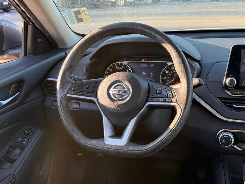 Nissan Altima Vehicle Image 16