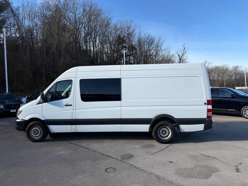 Mercedes-Benz Sprinter Vehicle Full-screen Gallery Image 2