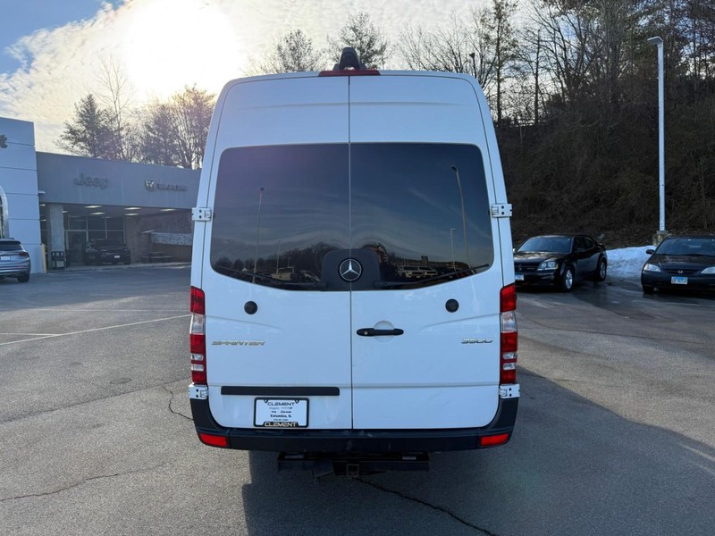 Mercedes-Benz Sprinter Vehicle Full-screen Gallery Image 6
