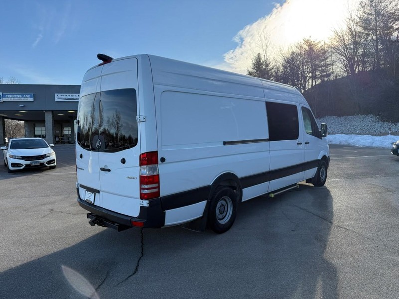 Mercedes-Benz Sprinter Vehicle Full-screen Gallery Image 7