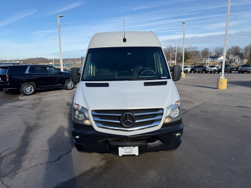 Mercedes-Benz Sprinter Vehicle Full-screen Gallery Image 9