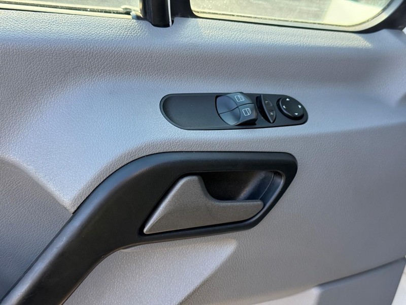 Mercedes-Benz Sprinter Vehicle Full-screen Gallery Image 12