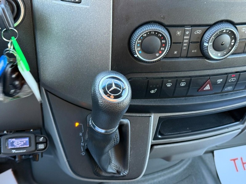 Mercedes-Benz Sprinter Vehicle Full-screen Gallery Image 15