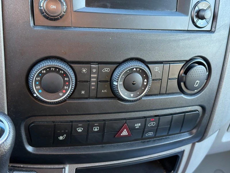 Mercedes-Benz Sprinter Vehicle Full-screen Gallery Image 16