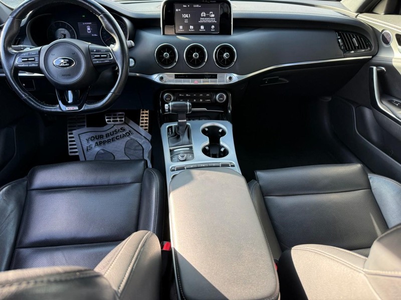 Kia Stinger Vehicle Image 14