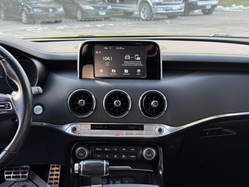 Kia Stinger Vehicle Image 16