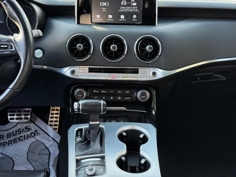 Kia Stinger Vehicle Image 17